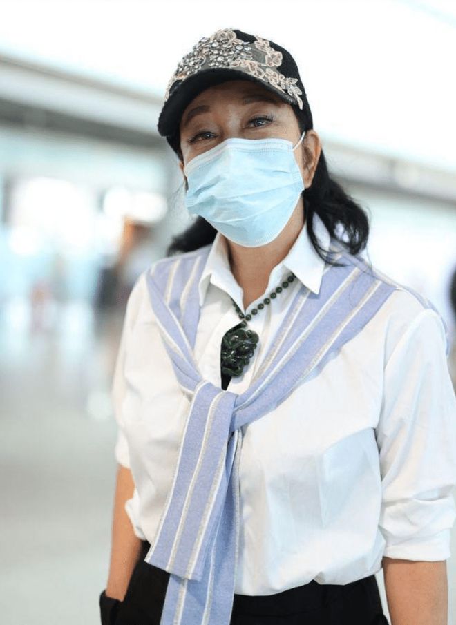 安博体育app下载73岁刘晓庆真把自己当少女！穿白衬衫+小黑裤+棒球帽时髦又洋气(图1)