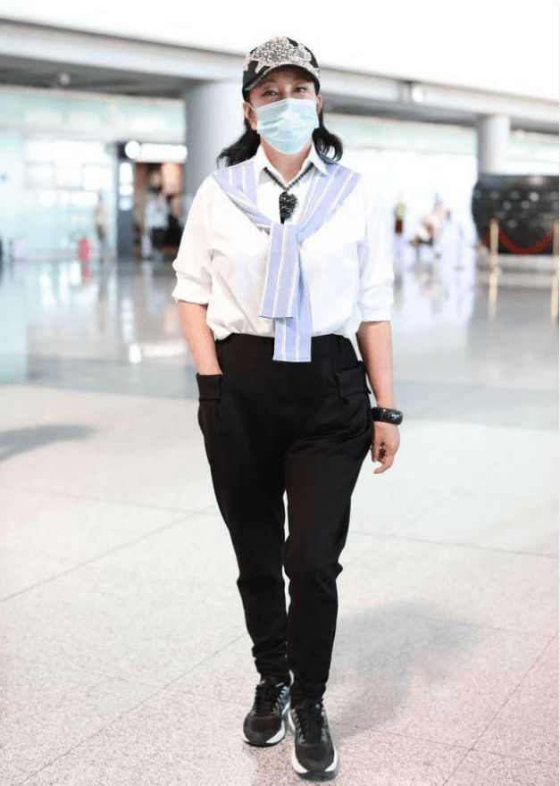 安博体育app下载73岁刘晓庆真把自己当少女！穿白衬衫+小黑裤+棒球帽时髦又洋气(图2)