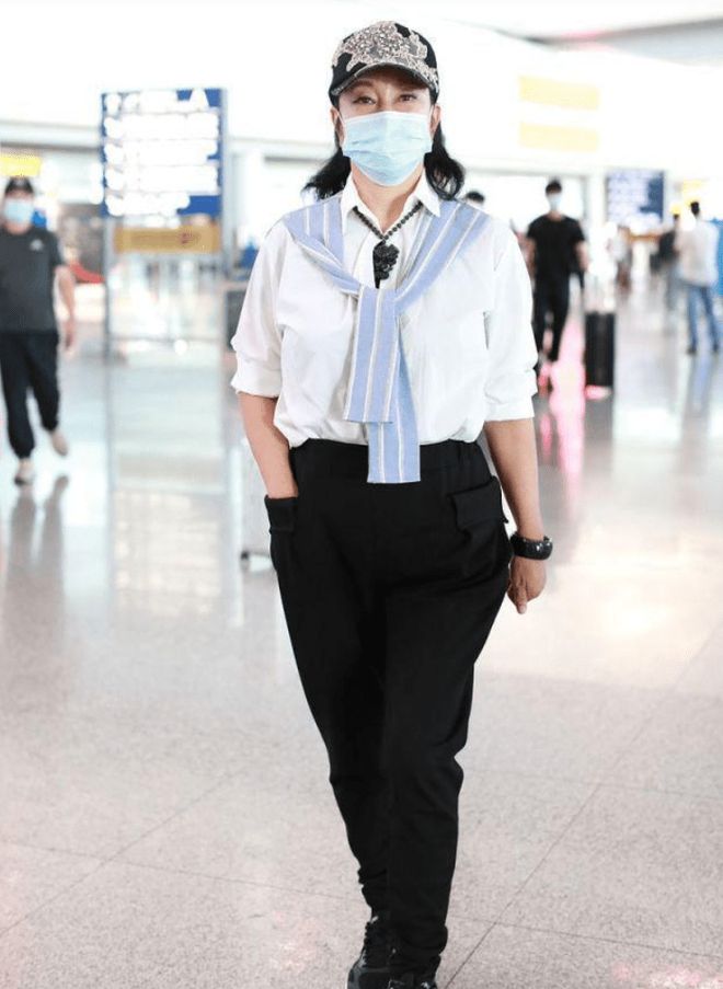 安博体育app下载73岁刘晓庆真把自己当少女！穿白衬衫+小黑裤+棒球帽时髦又洋气(图3)