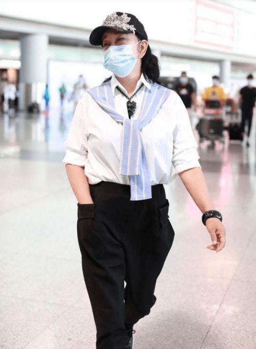 安博体育app下载73岁刘晓庆真把自己当少女！穿白衬衫+小黑裤+棒球帽时髦又洋气(图5)