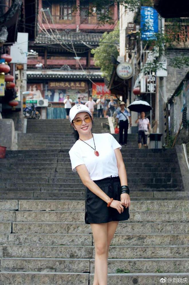 安博体育app下载73岁刘晓庆真把自己当少女！穿白衬衫+小黑裤+棒球帽时髦又洋气(图6)